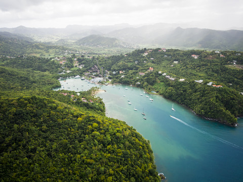 Karibik, St. Lucia, Luftaufnahme von Marigot Bay, lizenzfreies Stockfoto
