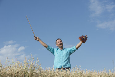 Deutschland, Bayern, Region Starnberg, Mann spielt Geige auf einem Feld - CRF002599