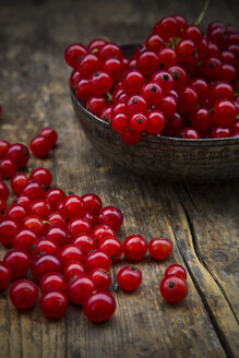 Schale mit roten Johannisbeeren, Ribes rubrum, auf dunklem Holztisch - LVF001604