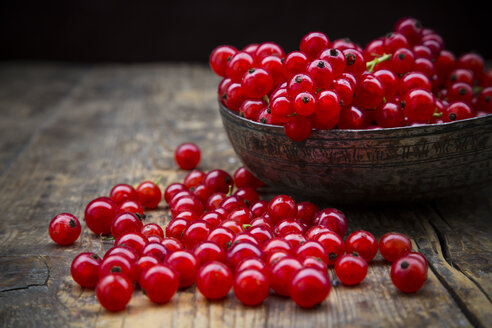 Schale mit roten Johannisbeeren, Ribes rubrum, auf dunklem Holztisch - LVF001605