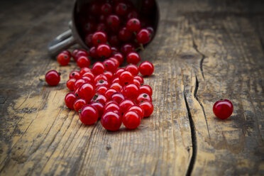 Rote Johannisbeeren, Ribes rubrum, auf dunklem Holztisch - LVF001606