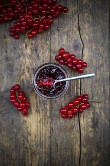 Marmeladenglas mit Johannisbeergelee und roten Johannisbeeren, Ribes rubrum, auf Holztisch, Draufsicht - LVF001612