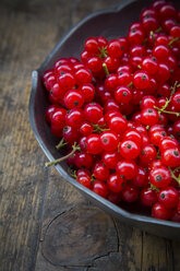 Schale mit roten Johannisbeeren, Ribes rubrum, auf dunklem Holztisch, Teilansicht - LVF001613