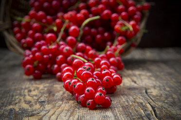 Rote Johannisbeeren, Ribes rubrum, auf dunklem Holztisch - LVF001615