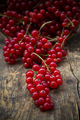 Rote Johannisbeeren, Ribes rubrum, auf dunklem Holztisch - LVF001616