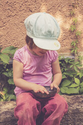 Kleines Mädchen mit Schale roter Johannisbeeren - LVF001624