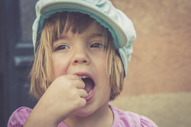 Porträt eines kleinen Mädchens, das rote Johannisbeeren isst - LVF001632