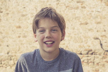 Porträt eines lächelnden Jungen - LVF001633
