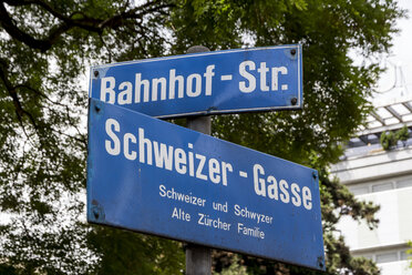 Schweiz, Zürich, Straßenschilder der Bahnhofstraße und der Schweizer Gasse - EJWF000424