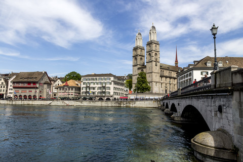 Schweiz, Zürich, Blick auf das Große Münster mit der Limmat im Vordergrund, lizenzfreies Stockfoto