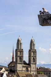 Schweiz, Zürich, Blick auf das Große Münster mit zwei Tauben im Vordergrund - EJWF000441