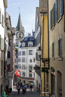 Schweiz, Zürich, Blick auf die Pfalzgasse mit der Kirche St. Peter im Hintergrund - EJWF000442