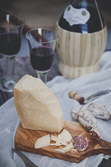 Italienischer Käse Grana Padano, Salami, zwei Gläser und eine Flasche Chianti - SBDF000994