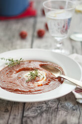 Tomatensuppe mit saurer Sahne, Thymian und einem Glas Wasser - SBDF000997