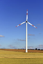 Deutschland, Sachsen-Anhalt, Onshore-Windpark auf dem Feld - LYF000183