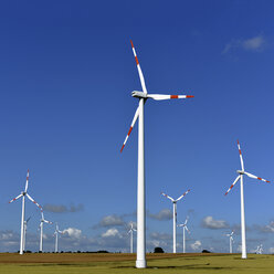 Deutschland, Sachsen-Anhalt, Onshore-Windpark auf dem Feld - LYF000178