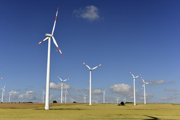 Deutschland, Sachsen-Anhalt, Onshore-Windpark auf dem Feld - LYF000180