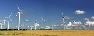 Deutschland, Sachsen-Anhalt, Onshore-Windpark auf dem Feld - LYF000184