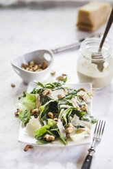 Caesar Salat mit gerösteten Cashewnüssen auf Teller - SBDF001001