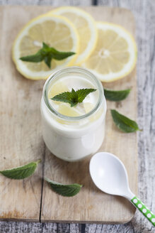 Zitronenjoghurt mit Zitronenscheiben und Minzblättern - SBDF001007