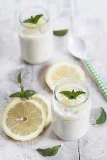Zitronenjoghurt mit Zitronenscheiben und Minzblättern - SBDF001008