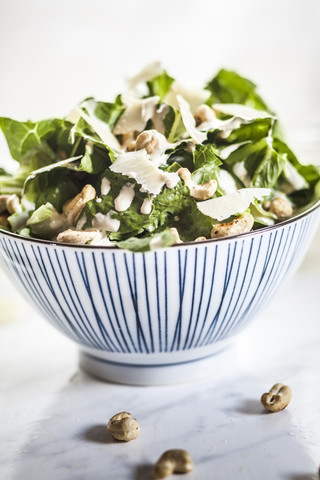 Caesar Salat mit gerösteten Cashews in einer Schüssel, lizenzfreies Stockfoto