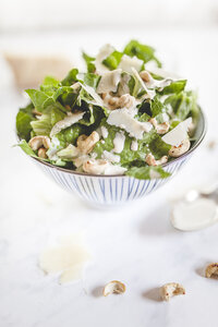 Caesar Salat mit gerösteten Cashews in einer Schüssel - SBDF001018