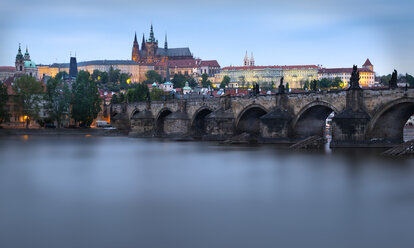 Tschechische Republik, Prag, Karlsbrücke und Prager Burg am Abend - MKFF000008