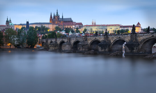 Tschechische Republik, Prag, Karlsbrücke und Prager Burg am Abend - MKFF000008