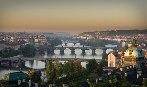 Tschechien, Prag, Stadtansicht, Sonnenaufgang über der Moldau, lizenzfreies Stockfoto