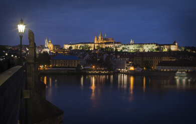 Czechia, Prague, View from Charles Bridge to Prague Castle at night - MKFF000010