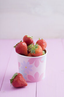 Erdbeeren in einem Pappbecher - ECF000728
