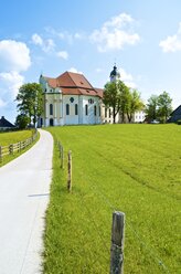 Deutschland, Bayern, Wies, Blick zur Wieskirche - MHF000323