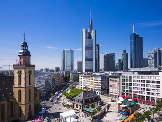 Deutschland, Hessen, Frankfurt, Blick auf Finanzviertel mit Commerzbank-Turm, Europäische Zentralbank, Helaba, Taunusturm, Hauptwache und Katharinenkirche - AMF002551