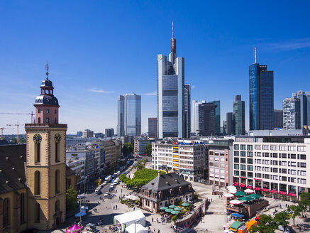 Deutschland, Hessen, Frankfurt, Blick auf Finanzviertel mit Commerzbank-Turm, Europäische Zentralbank, Helaba, Taunusturm, Hauptwache und Katharinenkirche - AMF002551