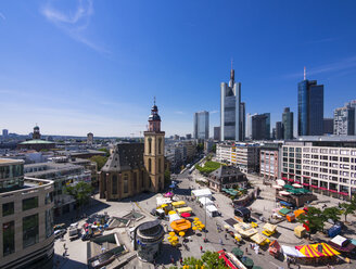 Deutschland, Hessen, Frankfurt, Blick auf Finanzviertel mit Commerzbank-Turm, Europäische Zentralbank, Helaba, Taunusturm, Hauptwache und Katharinenkirche - AMF002544