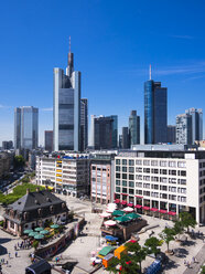 Deutschland, Hessen, Frankfurt, Blick auf das Finanzviertel mit Commerzbank-Turm, Europäischer Zentralbank, Helaba, Taunusturm und Hauptwache - AMF002546