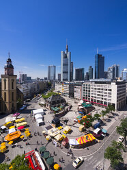 Deutschland, Hessen, Frankfurt, Blick auf Finanzviertel mit Commerzbank-Turm, Europäische Zentralbank, Helaba, Taunusturm, Hauptwache und Katharinenkirche - AMF002547