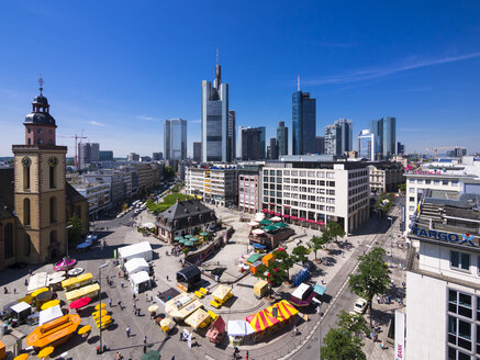 Deutschland, Hessen, Frankfurt, Blick auf Finanzviertel mit Commerzbank-Turm, Europäische Zentralbank, Helaba, Taunusturm, Hauptwache und Katharinenkirche - AMF002548