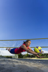 Deutschland, Junge Frau spielt Beachvolleyball - STSF000442