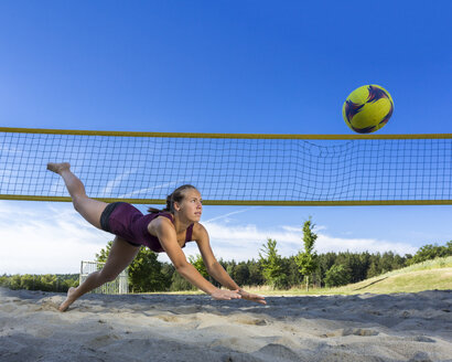 Deutschland, Junge Frau spielt Beachvolleyball - STSF000444