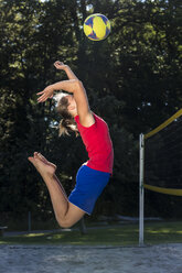 Deutschland, Junge Frau spielt Beachvolleyball - STSF000447