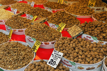 Turkey, Marmara Region, Bursa, Walnuts at the bazaar - SIEF005666