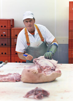 Verarbeitung von Schweineschlachtkörpern in einem Schlachthof - LYF000208