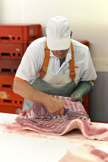Verarbeitung von Schweineschlachtkörpern in einem Schlachthof - LYF000209