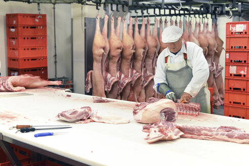 Verarbeitung von Schweineschlachtkörpern in einem Schlachthof - LYF000211