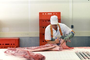 Verarbeitung von Schweineschlachtkörpern in einem Schlachthof - LYF000198