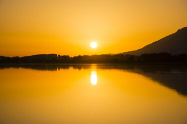 Deutschland, Bayern, Allgäu, Ostallgäu, Forggensee bei Sonnenaufgang - WGF000338