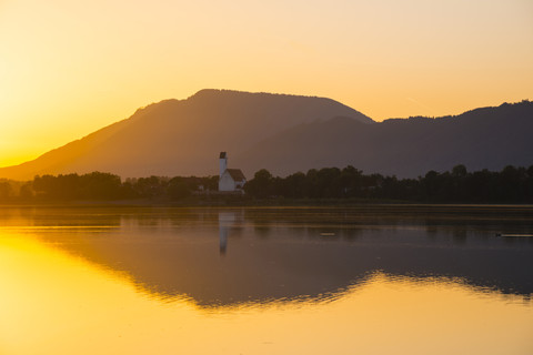 Deutschland, Bayern, Allgäu, Ostallgäu, Forggensee bei Sonnenaufgang, Waltenhofen im Hintergrund, lizenzfreies Stockfoto