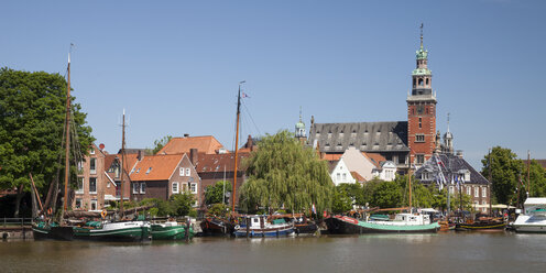 Deutschland, Niedersachsen, Leer, Blick auf die Stadt mit Museumshafen im Vordergrund - WIF000892
